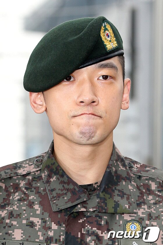 본문 이미지 - 군 복무 중인 가수 비의 전역을 하루 앞둔 9일 밤 서울 용산구 국방부 앞에서 해외 팬들이 가수 비를 기다리고 있다. 비는 10일 예정대로 전역하며 간단한 전역인사를 할 예정이다. 2013.7.9/뉴스1 © News1   박지혜 기자