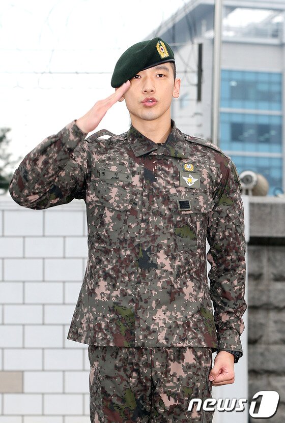 본문 이미지 - 가수 비(본명 정지훈)가 10일 오전 서울 용산 국방홍보원에서 현역 군 복무를 마친 뒤 취재진과 팬들에게 인사하고 있다. 2013.7.10 머니투데이/뉴스1 © News1   