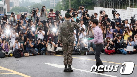 본문 이미지 - 가수 비(본명 정지훈)가 10일 오전 서울 용산 국방홍보원에서 현역 군 복무를 마친 뒤 부대를 나서고 있다. 2013.7.10 머니투데이/뉴스1  © News1   