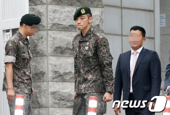 본문 이미지 - 가수 비(본명 정지훈)가 10일 오전 서울 용산 국방홍보원에서 현역 군 복무를 마친 뒤 부대를 나와 취재진의 인터뷰를 피해 황급히 자리를 떠나고 있다. 2013.7.10 머니투데이/뉴스1 © News1   