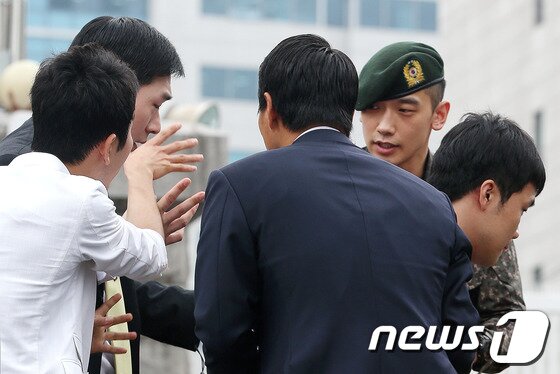 본문 이미지 - 가수 비(본명 정지훈)가 10일 오전 서울 용산 국방홍보원에서 현역 군 복무를 마친 뒤 부대를 나서고 있다. 2013.7.10 머니투데이/뉴스1 © News1   