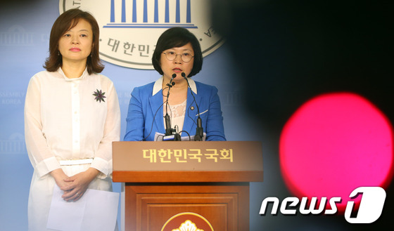 (서울=뉴스1) 송원영 기자 = 새누리당으로부터 사퇴 압력을 받고 있는 국회 국가정보원 국정조사특별위원회 민주당 김현, 진선미 의원이 10일 서울 여의도 국회 정론관에서 특위 위원 …