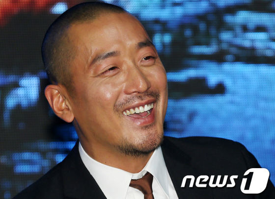 배우 하정우가 10일 오후 서울 마포 서교동 한 클럽에서 열린 영화 '더 테러 라이브'(감독 김병우) 제작발표회에 참석하고 있다. 한강 마포대교 폭탄테러라는 최악의 재난 사태를 뉴 …