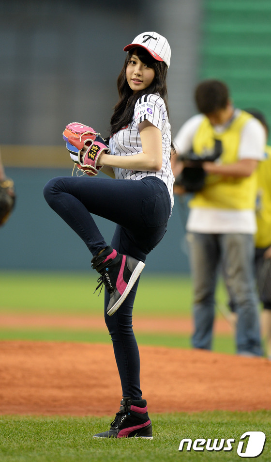 (서울=뉴스1) 이동원 기자 = 걸그룹 '걸스데이'의 유라가 10일 오후 서울 잠실야구장에서 열린 ‘2013 한국야쿠르트 세븐프로야구’ LG트윈스와 NC다이노스의 경기에서 승리기원 …