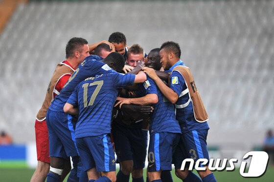 본문 이미지 - 11일(한국시간) 터키 부루사 아타튀르크 스타디움에서 열린 가나와의 2013 국제축구연맹(FIFA) 20세 이하(U-20) 월드컵 4강전에서 프랑스의 플로리앙 투방(가운데)이 두 번째 골을 성공시킨 뒤 팀 동료들과 축하하고 있다. © AFP=News1  