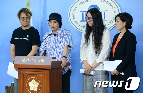 (서울=뉴스1) 양동욱 기자 = 민주당 최민희 의원과 음악창작단체 대표자들이 11일 오전 서울 여의도 국회 정론관에서 저작권법과 음악산업진흥에 관한 법률 개정안 발의 기자회견을 갖 …