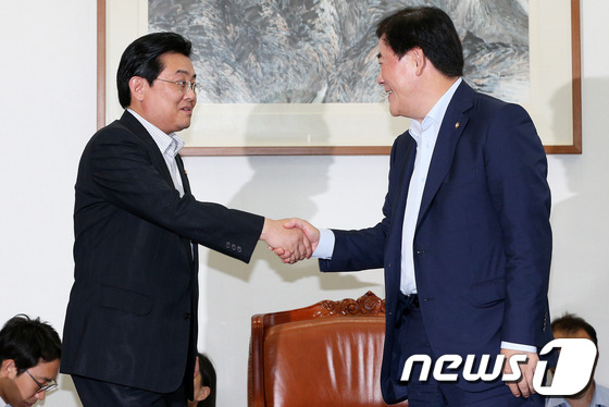 (서울=뉴스1) 오대일 기자 = 새누리당 최경환·민주당 전병헌 원내대표가 11일 서울 여의도 국회에서 열린 양당 원내대표 회담에 앞서 악수를 나누고 있다. 여야 원내대표는 이 자리 …