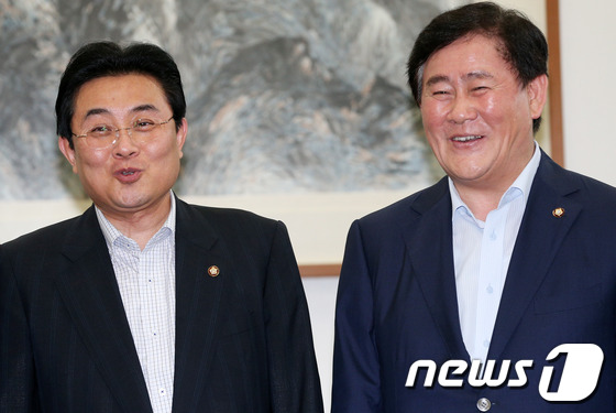 (서울=뉴스1) 오대일 기자 = 새누리당 최경환·민주당 전병헌 원내대표가 11일 서울 여의도 국회에서 열린 양당 원내대표 회담에 앞서 환담을 나누며 웃음짓고 있다. 여야 원내대표는 …