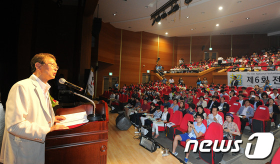 (전주=뉴스1) 김대웅 기자 = 제6회 전국자원봉사컨퍼런스가 열린 11일 오후 전북대학교 학술문화관에서 이강현 세계자원봉사협의회장이 '상생하는 시민사회의 지름길, 자원봉사'에 대한 …