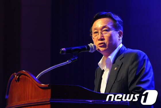 본문 이미지 - 제6회 전국자원봉사컨퍼런스가 열린 11일 오후 전북대학교 학술문화관에서 이경옥 안전행정부 제2차관이 인사말을 하고 있다.2013.07.11/뉴스1 © News1 김대웅 기자