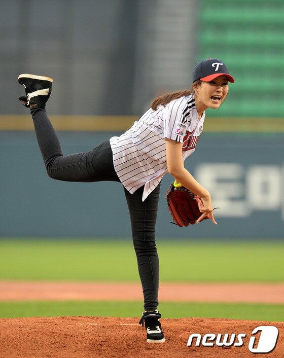 본문 이미지 - XTM &#39;베이스볼 워너비&#39; 아나운서 공서영이 11일 오후 서울 잠실야구장에서 열린 ‘2013 한국야쿠르트 세븐프로야구’ LG트윈스와 NC다이노스의 경기에서 승리기원 시구에 앞서 머리를 정돈하고 있다.2013.7.11/뉴스1 © News1   이동원 기자