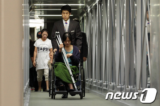 (인천공항=뉴스1) 양동욱 기자 = 아시아나항공 사고 여객기 객실 승무원들이 11일 저녁 인천국제공항을 통해 귀국하고 있다. 이윤혜 최선임 승무원을 비롯한 6명의 승무원들은 출발 …