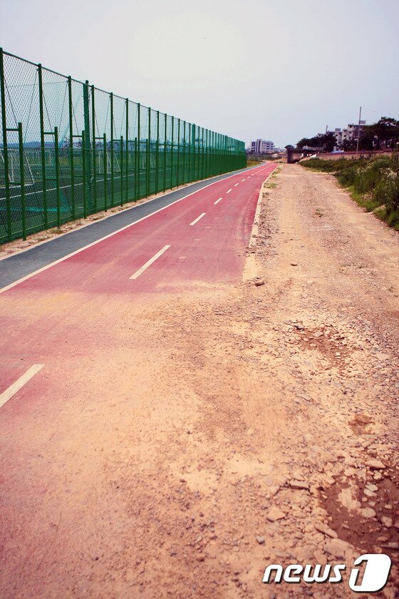 본문 이미지 - 경북 안동지역 낙동강변에 조성된 자전거도로 일부 구간이 파손되거나 훼손된채로 방치돼 있다. © News1 