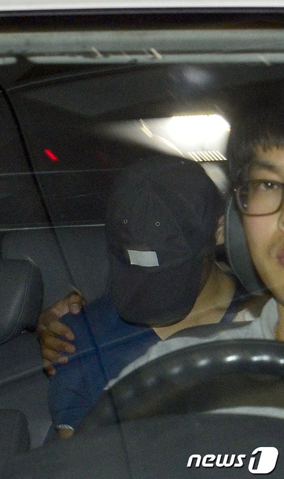 본문 이미지 - 10대 여학생을 성폭행하고 목 졸라 살해한 뒤 시신을 훼손한 용인 살인사건 피의자 S가 2013년 7월 12일 오후 용인시 신갈동 한 모텔에서 현장검증을 마치고 호송차로 압송되고 있다. 2013.7.12/뉴스1