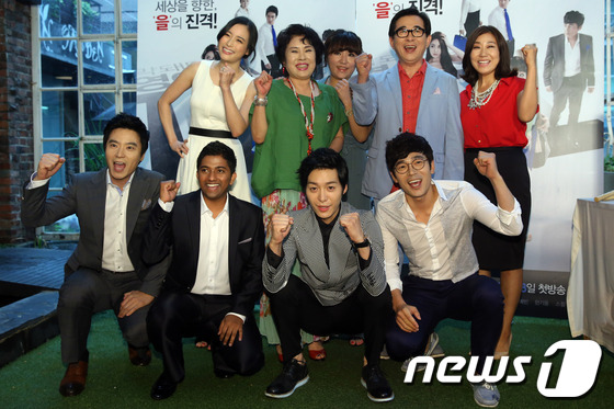 12일 오후 서울 중구 정동 어반가든에서 열린 tvN 다큐드라마 '막돼먹은 영애씨 12'(한상재 연출) 기자간담회에 참석한 배우들이 포즈를 취하고 있다. 2013.7.12 머니투데 …