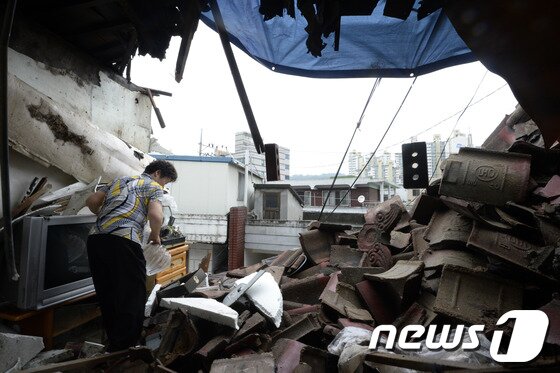 본문 이미지 - 14일 오전 서울 관악구 봉천동의 연립주택 지붕이 무너져 집주인 김정옥(66)씨가 가재도구를 정리하고 있다. 김씨는 