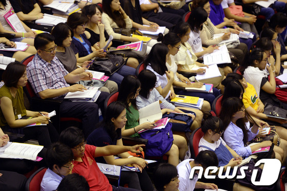 (성남=뉴스1) 안은나 기자 = 14일 오후 경기 성남시 수정구 가천대학교 예음홀에서 열린 2014 대입 적성검사 설명회에서 수험생과 학부모들이 설명을 듣고 있다. 이번 설명회는 …