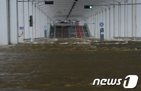 본문 이미지 - 낮 최고 기온이 33도를 웃도는 한여름 날씨를 보인 14일 대구 달성군 가창교 신천물놀이장에서 학생들이 물놀이를 하며 더위를 식히고 있다. 2013.07.14/뉴스1 © News1   김영진 기자