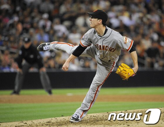 본문 이미지 - 14일 샌디에이고전에 선발 등판해 역투하고 있는 린스컴.© AFP=News1  