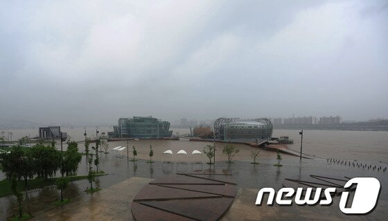 본문 이미지 - 장마전선의 영향으로 중북부지방에 폭우가 쏟아진 15일 오전 서울 서초구 반포대교 남단에서 바라본 한강시민공원 반포지구가 물에 잠겨있다. 2013.7.15/뉴스1 © News1 윤선미 인턴기자