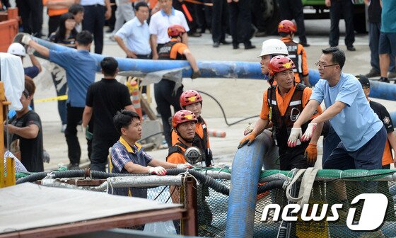 본문 이미지 - 소방당국은 배수작업을 위해 전기펌프를 사고 직후 투입했다. © News1 손형주 기자