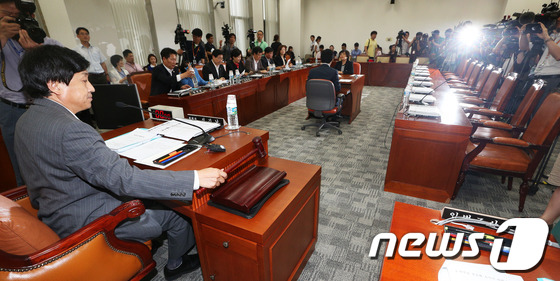 (서울=뉴스1) 오대일 기자 = 16일 서울 여의도 국회에서 열린 국정원 국정조사 특위 전체회의에서 새누리당 의원들이 불참한 가운데 신기남 위원장이 개회를 알리는 의사봉을 두드리고 …