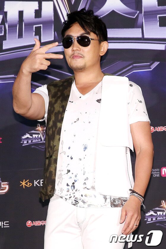 본문 이미지 - 가수 이승철이 16일 오후 서울 종로구 중학동 더케이트윈타워에서 열린 케이블채널 엠넷 오디션 프로그램 &#39;슈퍼스타K 5&#39; 제작발표회에 참석해 포즈를 취하고 있다. 2013.7.16 머니투데이/뉴스1 © News1   