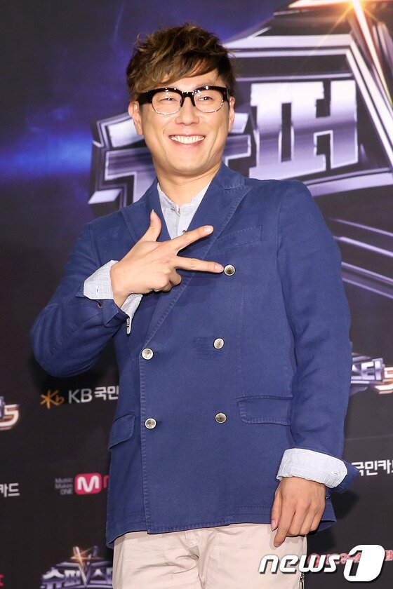 본문 이미지 - 가수 윤종신이 16일 오후 서울 종로구 중학동 더케이트윈타워에서 열린 케이블채널 엠넷 오디션 프로그램 &#39;슈퍼스타K 5&#39; 제작발표회에 참석해 포즈를 취하고 있다. 2013.7.16 머니투데이/뉴스1  © News1   