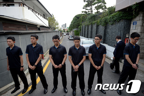 (서울=뉴스1) 박정호 기자 = 16일 오후 검찰이 전두환 전 대통령이 미납한 추징금을 집행하기 위해 서울 서대문구 연희동 자택에 대한 강제 압류절차를 마친 뒤 떠나자 다시 경비가 …