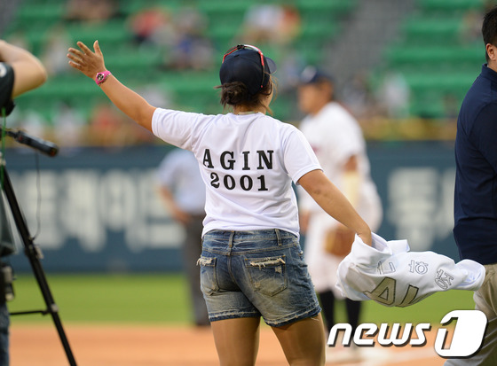 (서울=뉴스1) 이동원 기자 = 여자프로골퍼 장하나(KLPGA 투어 두산 매치플레이 챔피언십 우승)가 16일 오후 서울 잠실야구장에서 열린 ‘2013 한국야쿠르트 세븐프로야구’ 두 …