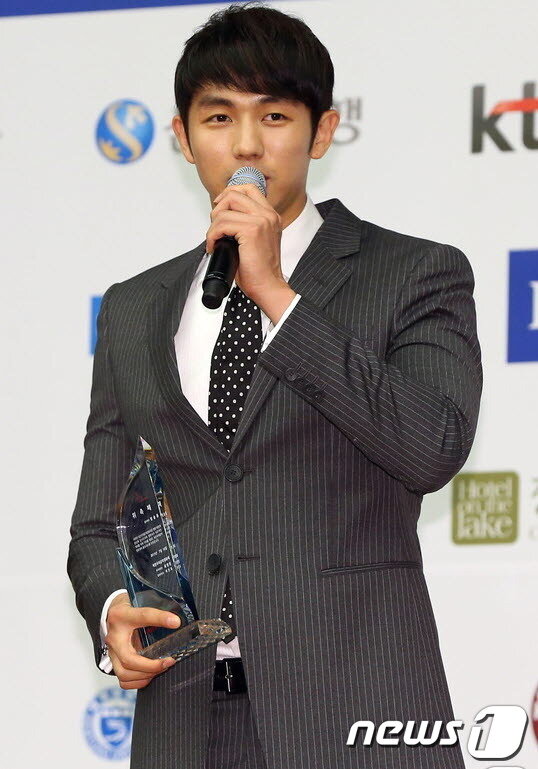 본문 이미지 - 제천국제음악영화제 홍보대사를 맡은 2AM 임슬옹이 위촉장을 받고 인삿말을 하고 있는 모습. © News1 