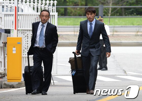 본문 이미지 - 김태영 수석코치&#40;오른쪽&#41;와 이케다 세이고 피지컬코치. 2013.7.17/뉴스1 © News1 이동원 기자