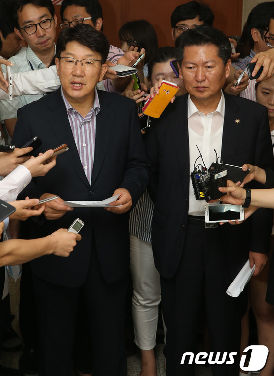 (서울=뉴스1) 송원영 기자 = 국정원 국정조사 특위 여야 간사인 새누리당 권성동, 민주당 정청래 의원이 17일 오후 서울 여의도 국회 정론관에서 국정조사 활동 계획에 관한 브리핑 …