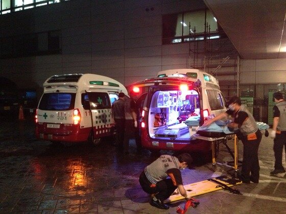 본문 이미지 - 노량진 배수지 수몰사고 현장에서 수습된 시신을 싣고 서울 구로구 고대구로병원에 도착한 구급차. © News1 권혜정기자