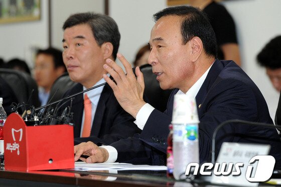 본문 이미지 - 박덕흠 새누리당 의원.(오른쪽) /뉴스1 © News1 김용빈 기자