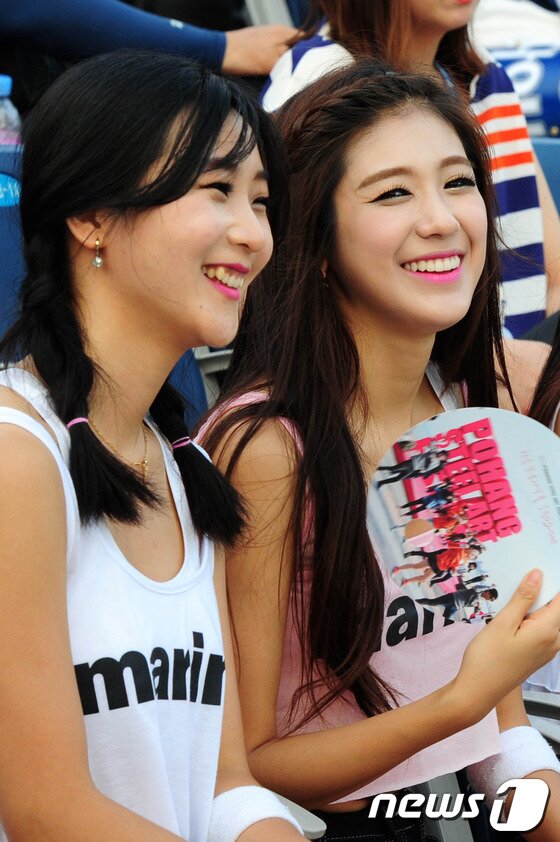 본문 이미지 - 18일 2013 한국야쿠르트 세븐 프로야구 퓨처스 올스타전 남부리그, 북부리그가 열린 포항야구장에서 인기 치어리더 김연정이 공연 준비를 하고 있다. 2013.7.18/뉴스1 © News1   최창호 기자