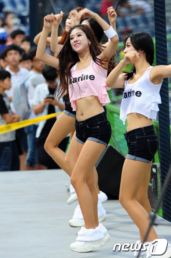 본문 이미지 - 18일 2013 한국야쿠르트 세븐 프로야구 퓨처스 올스타전 남부리그,북부리그가 열린 포항야구장에는 인기 치어리더 김연정이 섹시매력을 발산하고 있다.2013.7.18/뉴스1 © News1   최창호 기자