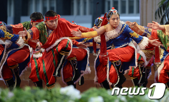 (서울=뉴스1) 박지혜 기자 = 국제청소년연합 소속 회원들이 18일 오후 서울광장에서 열린 '세계문화페스티벌'에서 중국의 전통문화 춤을 선보이고 있다. 국제청소년연합(IYF, In …