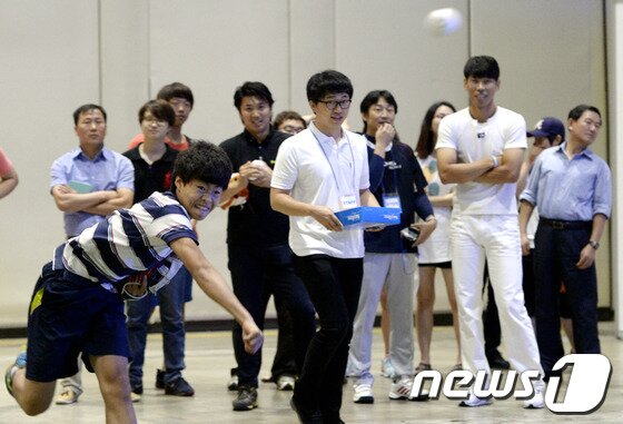 본문 이미지 - 19일 서울 강남구 삼성동 코엑스에서 열린 제2회 대한민국 야구박람회 '사회인 야구 스피드킹' 이벤트에서 한 관람객이 볼을 던지고 있다. 2013.7.19/뉴스1