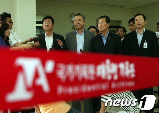 본문 이미지 - NLL 대화록 열람위원인 새누리당 황진하,조명철 의원과 민주당 전해철, 박남춘 의원이 지난 7월19일 2007년 남북정상회담 대화록을 다시 찾아보기 위해 경기도 성남 국가기록원을 재방문하며 취재진의 질문에 답하고 있다. © News1 