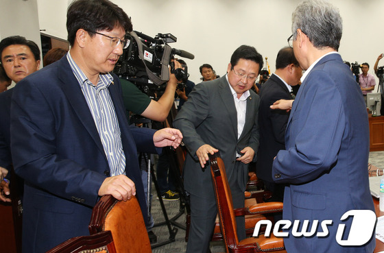 (서울=뉴스1) 오대일 기자 = 2일 서울 여의도 국회에서 열린 국가정보원 댓글 의혹 사건 등의 진상규명을 위한 국정조사특별위원회 첫 전체회의에서 새누리당 의원들이 일부 민주당 의 …