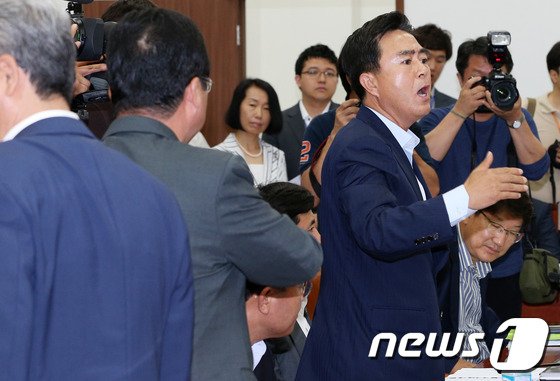 (서울=뉴스1) 오대일 기자 = 김태흠 의원을 비롯해 새누리당 국정조사 특위 위원들이 2일 서울 여의도 국회에서 열린 국가정보원 국정조사특별위원회 첫 전체회의에서  민주당 일부 의 …