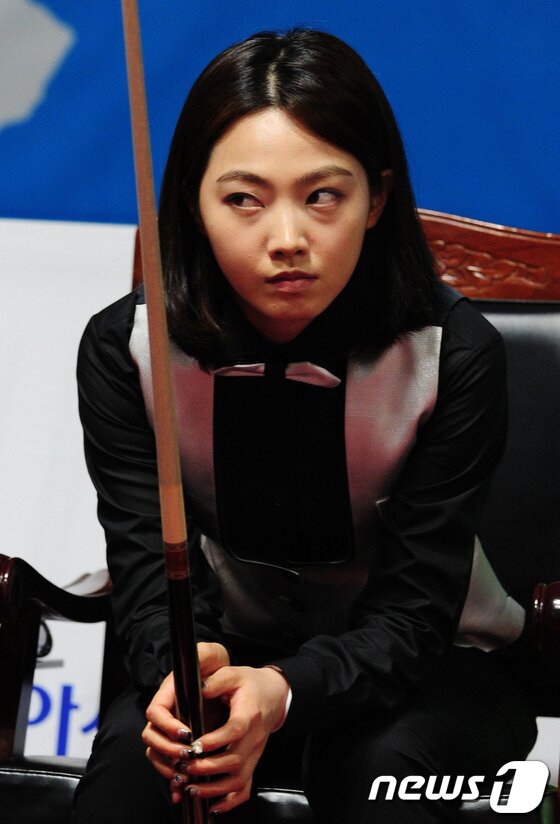 본문 이미지 - 2일 인천시 연수구 송도컨벤시아에서 열린 ‘2013 제4회 인천 실내,무도 아시아경기대회’ 여자 10볼 개인전 32강전 제 11 경기 차유람(한국)-치촘나르트 시라파트(태국) 경기에서 차유람 선수가 치촘낫 시라팟 선수의 경기를 지켜보고 있다. 2013.7.2/뉴스1 © News1   신창원 기자