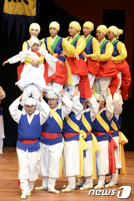 (서울=뉴스1) 안은나 기자 = 2일 오후 서울 서초구 국립국악원 예악당에서 열린 2013 유네스코 인류무형문화유산 등재 기념공연에서 남사당놀이보존회가 남사당놀이를 선보이고 있다. …