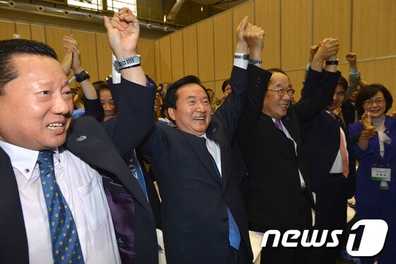 본문 이미지 - FINA가 19일 '2019세계수영선수권대회' 개최지로 광주를 발표하자 강운태 광주시장 을 비롯한 유치단이 환호하고 있다/사진제공=광주시 © News1   