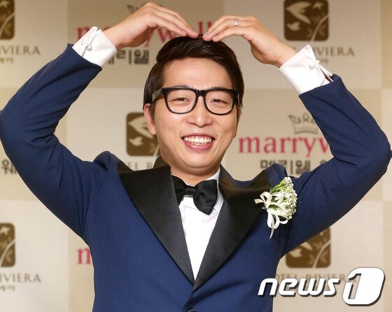 본문 이미지 - 개그맨 유재석이 20일 오후 서울 강남구 청담동 호텔리베라에서 열린 개그맨 정범균의 결혼식에 하객으로 참석해 포즈를 취하고 있다. 2013.7.20 머니투데이/뉴스1 © News1   