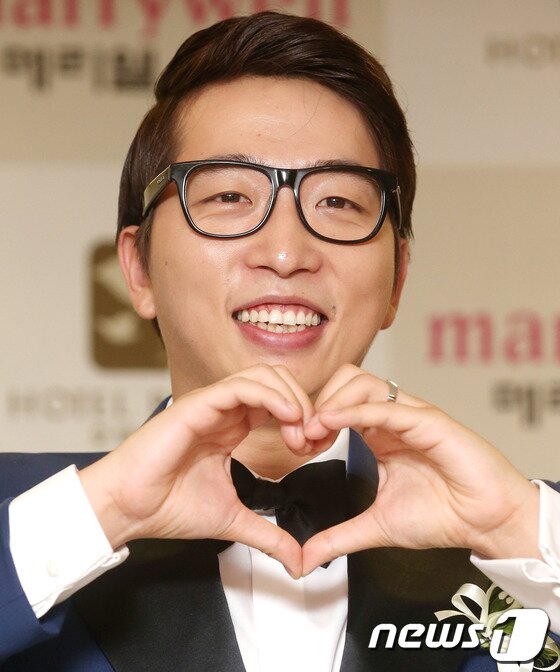 본문 이미지 - 개그맨 정범균이 20일 오후 서울 강남구 청담동 호텔리베라에서 동갑내기 회사원과의 결혼식을 앞두고 기자회견을 갖고 있다. 2013.6.20 머니투데이/뉴스1 © News1   