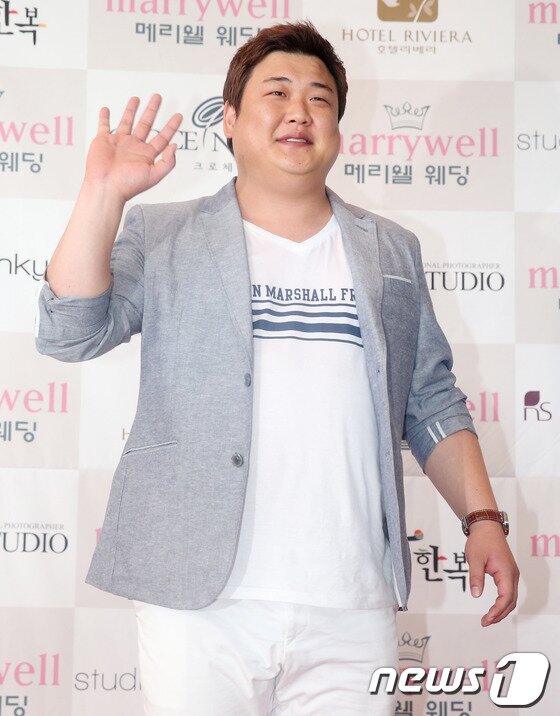 본문 이미지 - 개그우먼 김지선이 20일 오후 서울 강남구 청담동 호텔리베라에서 열린 개그맨 정범균의 결혼식에 하객으로 참석해 포즈를 취하고 있다. 2013.7.20 머니투데이/뉴스1 © News1   