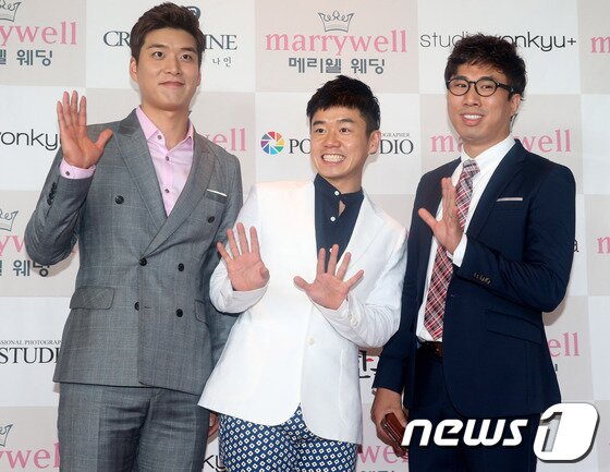 본문 이미지 - 피아니스트 진보라, 개그우먼 박소영, 오나미가 20일 오후 서울 강남구 청담동 호텔리베라에서 열린 개그맨 정범균의 결혼식에 하객으로 참석해 포즈를 취하고 있다. 2013.7.20 머니투데이/뉴스1 © News1   