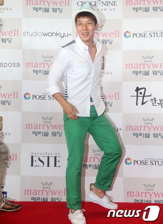 본문 이미지 - 개그맨 최효종이 20일 오후 서울 강남구 청담동 호텔리베라에서 열린 개그맨 정범균의 결혼식에 하객으로 참석해 포즈를 취하고 있다. 2013.7.20 머니투데이/뉴스1 © News1   